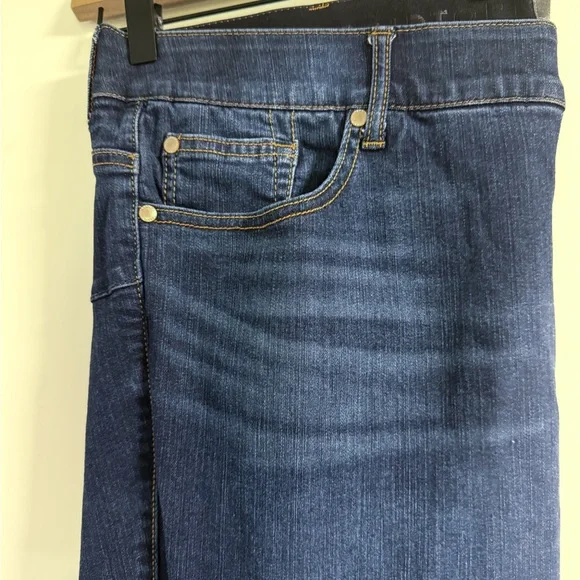 Torrid Bombshell Crop Skinny Jeans 24 Plus | Dark Blue Premium Stretch - Picture 2 of 11